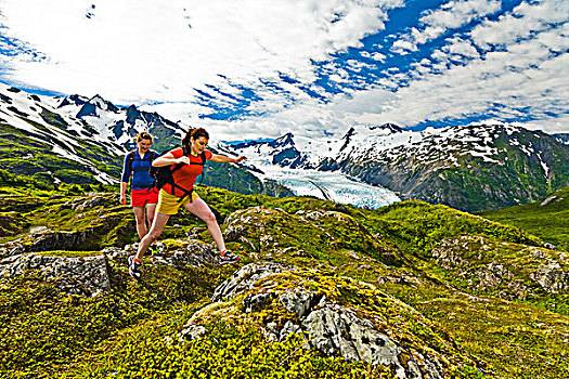两个女人,远足,波蒂奇,冰河,楚加奇国家森林,阿拉斯加,夏天