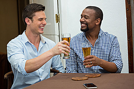 愉悦,朋友,祝酒,啤酒杯,餐馆,男性