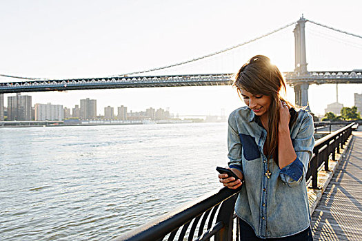 美女,手机,曼哈顿大桥,布鲁克林,美国