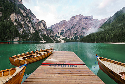 意大利多洛米蒂山脉著名湖泊braies布拉伊埃斯湖清晨宁静的湖面和山景