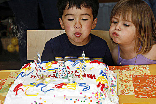 男孩,女孩,吹,蜡烛,生日蛋糕