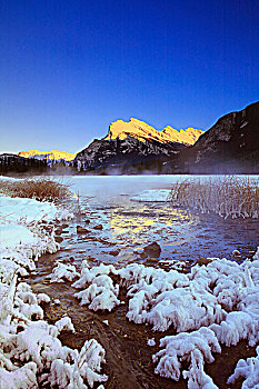 伦多山,朱红色,湖,日落,班芙国家公园,艾伯塔省,加拿大