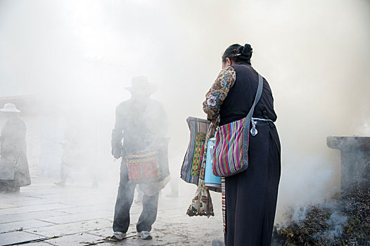 中国西藏拉萨,八廓街街心有一个巨型香炉,烟火弥漫