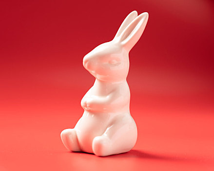 红色背景中的白色兔子