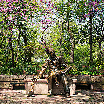 雕塑,一个,男人,坐,读,长椅,城市公园,纽约,美国