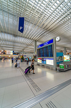 在香港国际机场二号客运大楼,旅客们正在查看航班信息