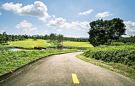 海南省万宁市兴隆海航高尔夫球会草坪与道路