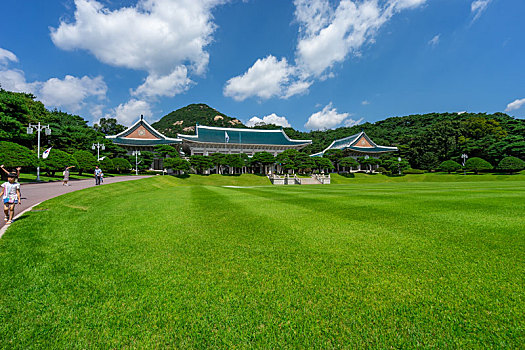 韩国总统府青瓦台本馆及草地风光