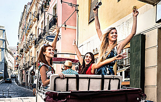 三个女人,年轻,打开,后座,意大利人,出租车,萨丁尼亚,意大利