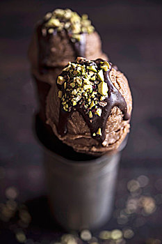 巧克力冰淇淋,切片,开心果,上面