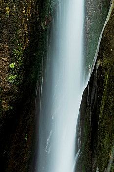 山涧飞瀑