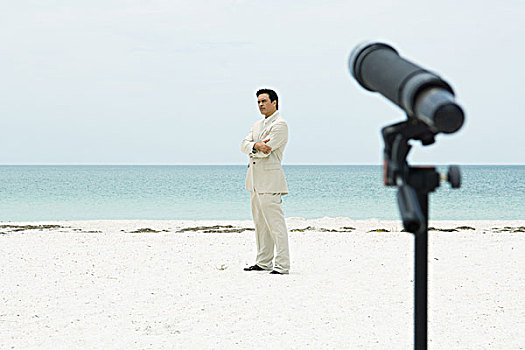 商务人士,站立,海滩,抱臂,望远镜,尖锐,前景