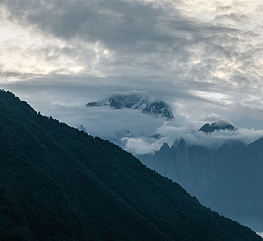 康定海红石公园的红石,山峰与云雾