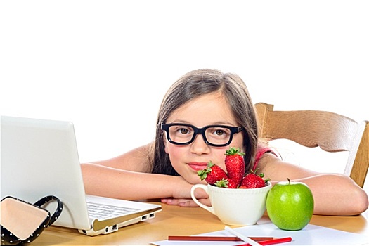 小女孩,坐,书桌,碗,草莓,苹果