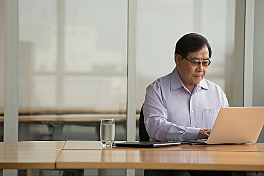 新加坡,老人,商务人士,使用笔记本,书桌