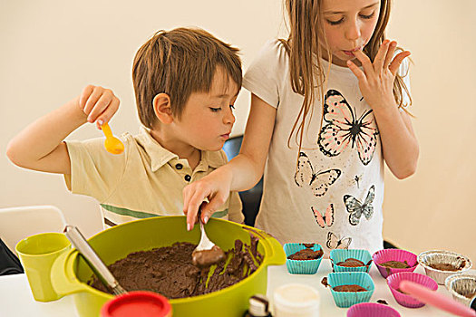 男孩,女孩,兄弟姐妹,制作,巧克力,杯形蛋糕,舔,手指