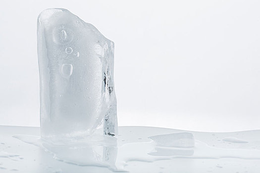 白背景上的冰块,冷冻冰爽创意图片