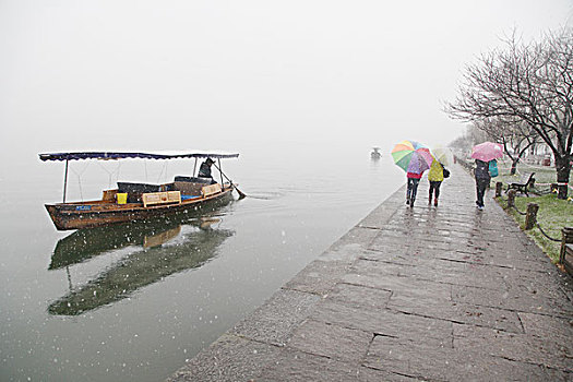 杭州,西湖,断桥,船,乌篷船,水墨画,朦胧,仙境,冬天,平静,姿态