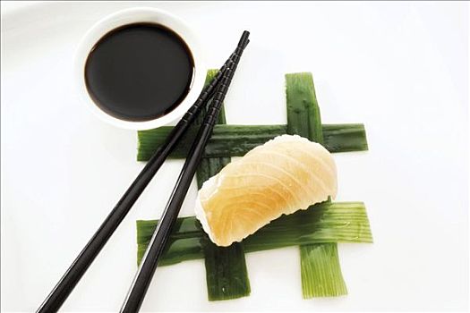 寿司,握寿司,三文鱼,米饭,旁侧,黑色,筷子,碗,酱油,交织,韭葱