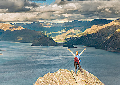 女性,远足,石头,伸展,抬臂,湖,山景,顶峰,奥塔哥,南岛,新西兰,大洋洲