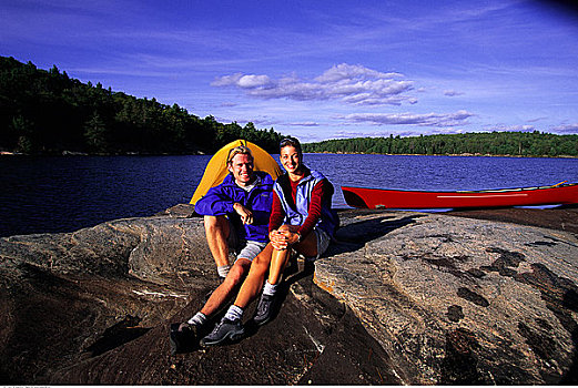 肖像,坐,夫妇,岩石上,帐蓬,独木舟,靠近,湖,安大略省,加拿大