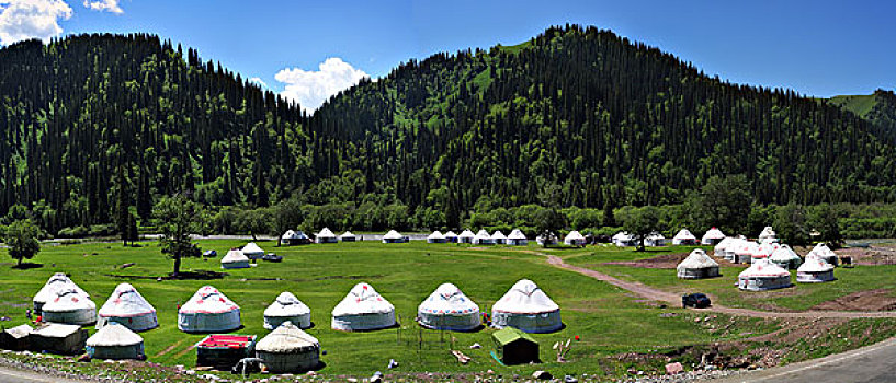 新疆那拉提山下的度假村