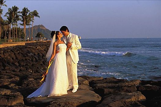 新郎,新娘,搂抱,海洋,背景