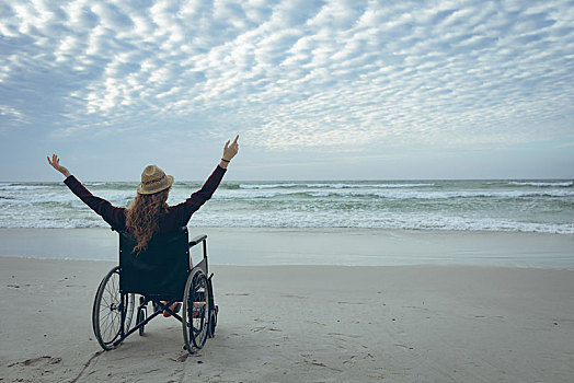 女人,坐,张开双臂,轮椅,海滩