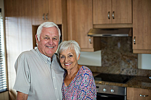 高兴,老年,夫妻,搂抱,相互,厨房,在家