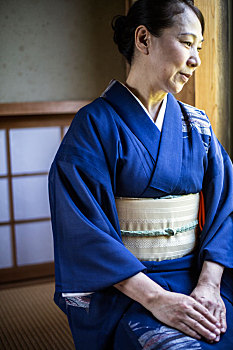 日本,女人,穿,传统,鲜明,蓝色,和服,色彩,阔腰带,跪着,地板,日式房屋