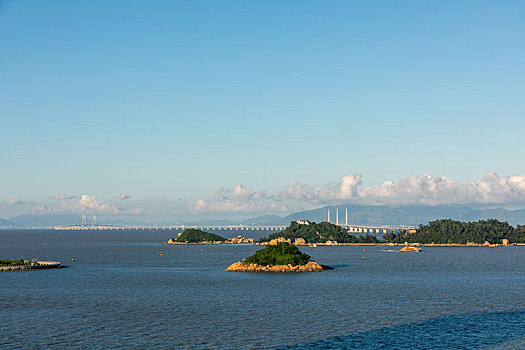 横跨珠江口海域伶仃洋上的港珠澳大桥