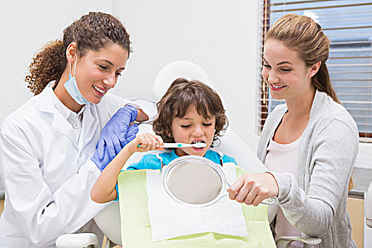 儿科,牙医,展示,小男孩,刷牙,母亲