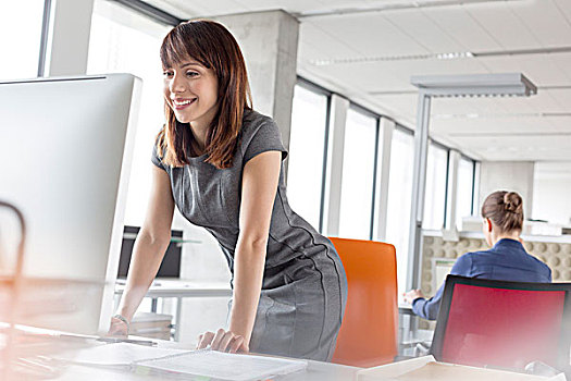 微笑,职业女性,靠着,书桌,电脑,办公室