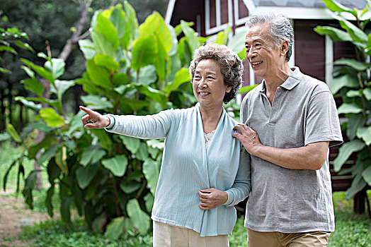 站在屋子前的恩爱老夫妻