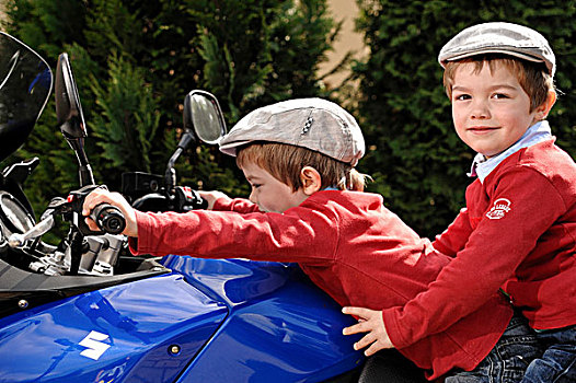 双胞胎,男孩,戴着,平顶帽,坐,一起,蓝色,摩托车