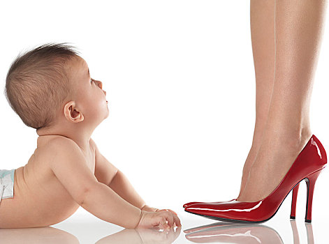 婴儿,仰视,母亲,穿,红色,高跟鞋