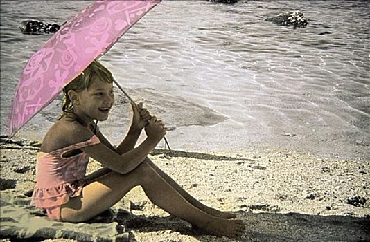 小女孩,粉色,泳衣,伞,坐,海滩