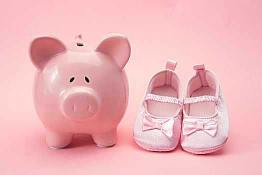 存钱罐,婴儿鞋,粉色背景