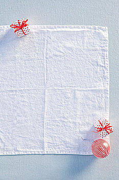 白色,亚麻布,餐巾,小,礼盒,圣诞树装饰物