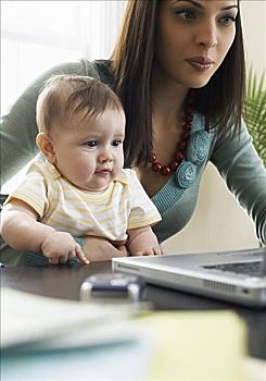 母亲,使用笔记本,电脑,婴儿