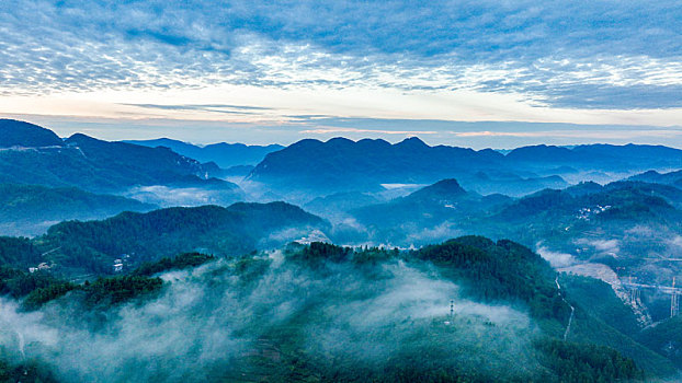 重庆酉阳,秋后山岚扮靓乡村