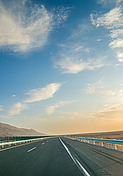 汽车广告背景,高速公路,山脉,高原
