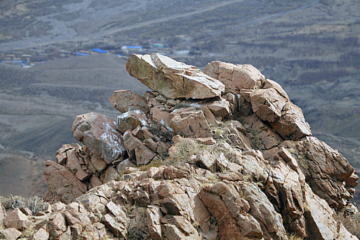 新疆哈密,天山彩色花岗岩侵蚀地貌