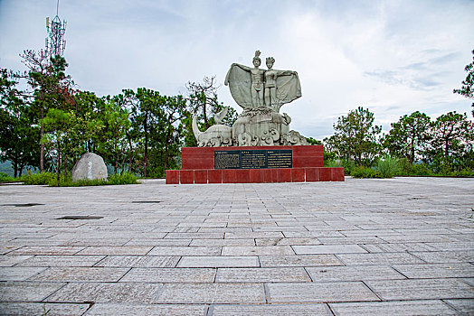 云南省楚雄州紫溪彝村葫芦兄妹雕塑广场