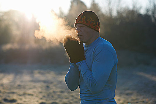 跑步,戴着,针织帽,手套,擦,握,呼吸,寒冷,空气