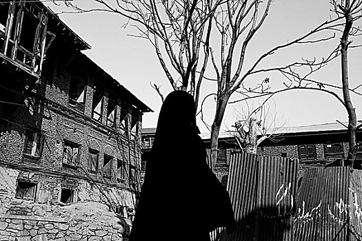 女人,走,过去,毁坏,房子,市区,区域,宣传,斯利那加,克什米尔,2008年