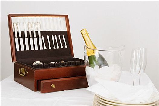 餐具,盒子,香槟酒瓶,餐桌