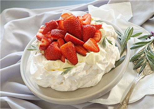 草莓,奶油水果蛋白饼