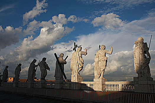 梵蒂冈圣彼得大教堂楼顶雕塑与白云
