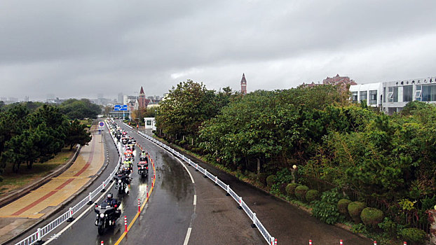 山东省日照市,150多名炫酷机车手冒雨骑游